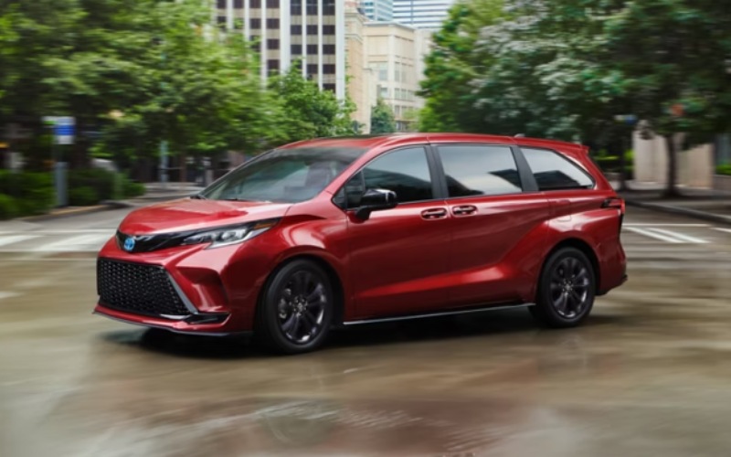Why Available AWD in the 2025 Toyota Sienna Brings Peace of Mind for River Edge, NJ Families
